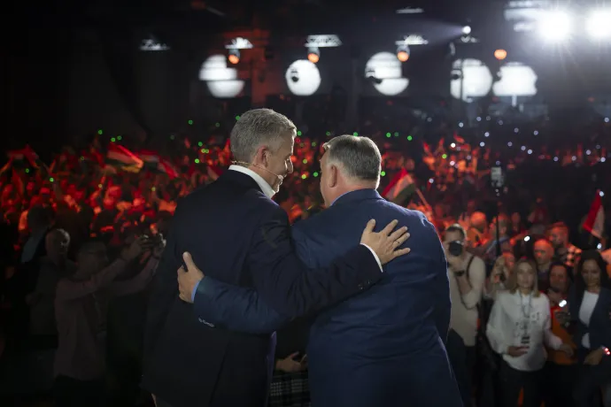 Rákay Philip producer, moderátor és Orbán Viktor miniszterelnök a Digitális Polgári Körök által szervezett első háborúellenes gyűlésen, a győri Olimpiai Sportpark Multicsarnokában, 2025. november 15-én – Fotó: Fischer Zoltán / Miniszterelnöki Kommunikációs Főosztály / MTI