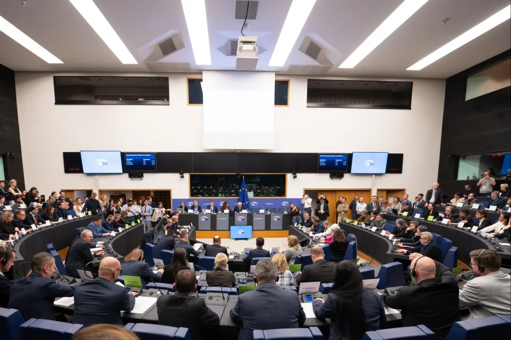 Még a Fideszből is igent tudtak mondani az EP-ben a menekültügyi csomag hiányzó eleménél