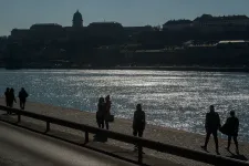 Napszemüveg nélkül ne induljon el, 13-19 fok lesz