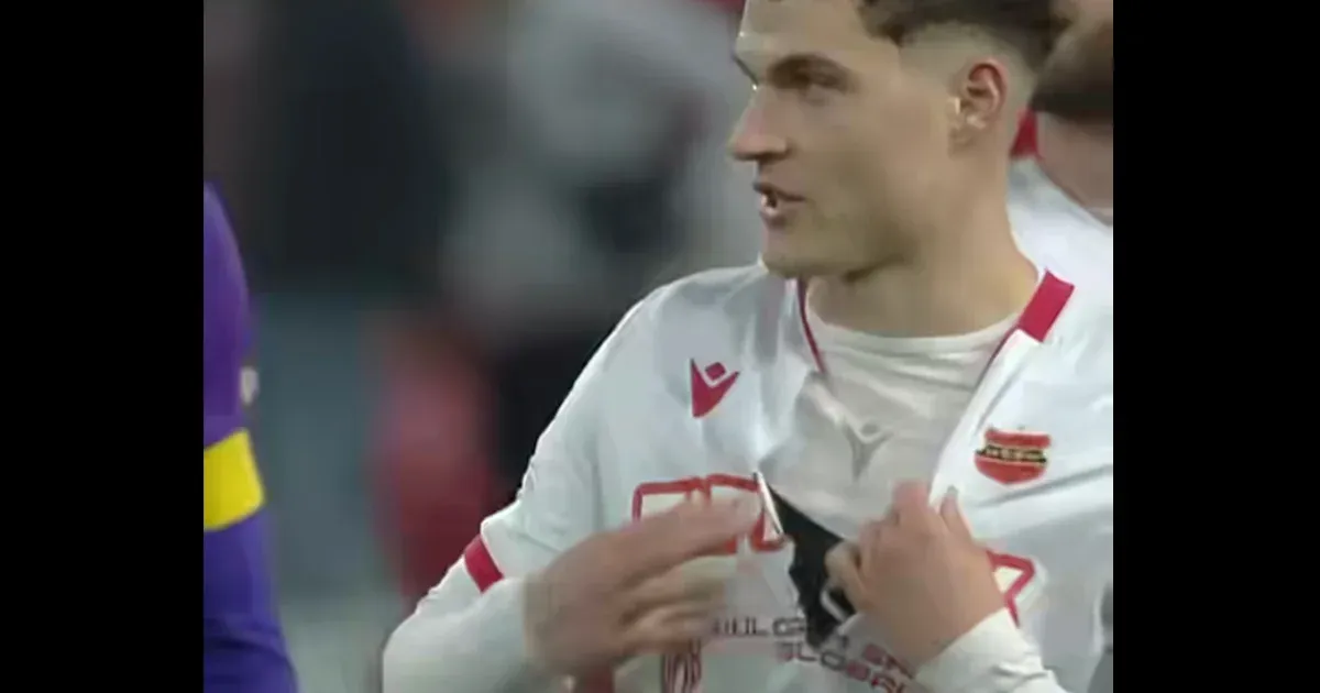 Foci NB II.: Megszaggatta saját mezét a Honvéd-játékos, hogy utána a bírónál reklamálhasson