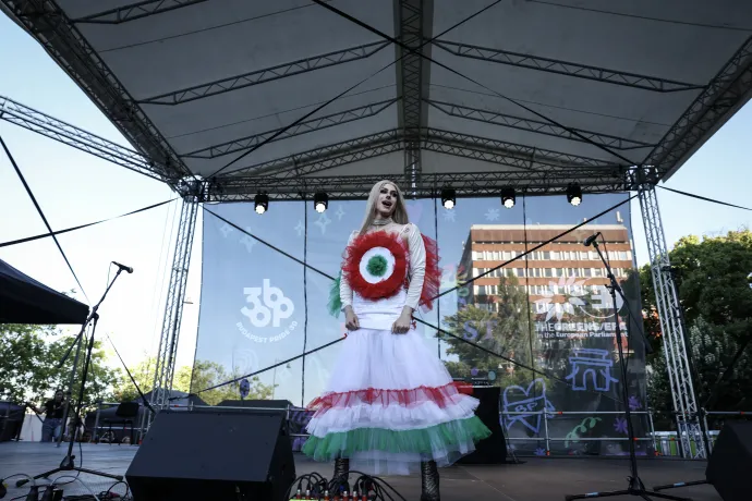 Előadó a Budapest Pride felvonuláson 2025. június 28-án, ahol a Quimbyt feldolgozó Csík zenekar számát játszották a produkció alatt – Fotó: Huszti István / Telex