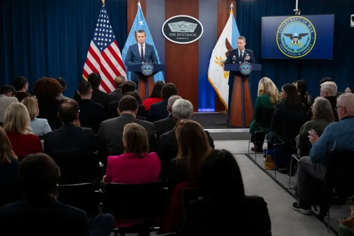 Pete Hegseth amerikai hadügyminiszter és Dan Caine tábornok sajtótájékoztatója – Fotó: U.S. Air Force Staff Sgt. Madelyn Keech