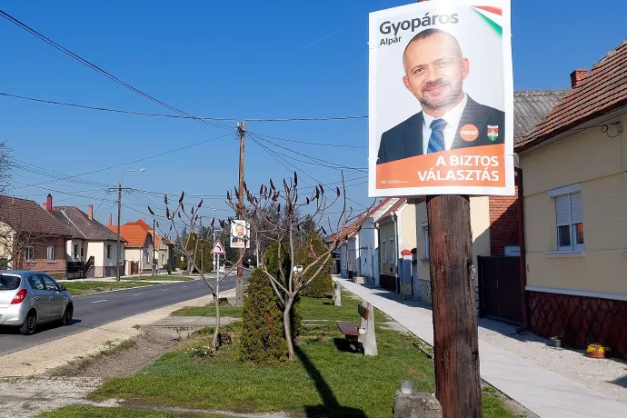 Mécses a babóti utcában a Gyopáros-plakát alatt / A korábban letakart plakátok egyike – Fotó: Cséfalvay Attila / Telex és Nyikos Gábor / Facebook