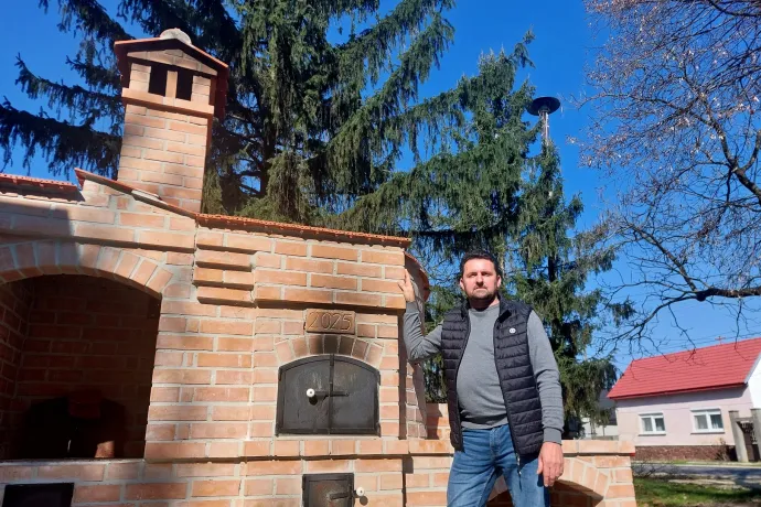 Jött egy autó, leszedték a fekete zsákot a fideszes plakátról, majd feljebb tették, hogy ne lehessen elérni