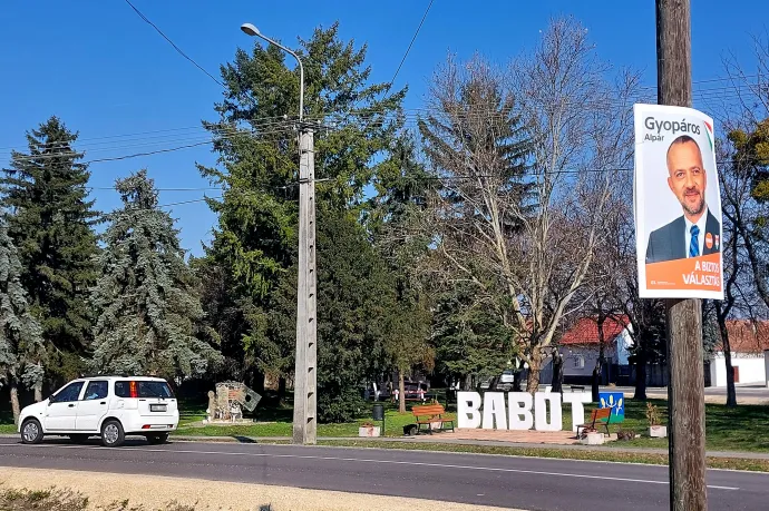 Jött egy autó, leszedték a fekete zsákot a fideszes plakátról, majd feljebb tették, hogy ne lehessen elérni
