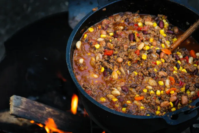 Ennél egy jót, de nincs kedved órákat tölteni a konyhában? Ásd el a babot, és rakj tüzet a tetején!