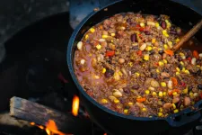 Ennél egy jót, de nincs kedved órákat tölteni a konyhában? Ásd el a babot, és rakj tüzet a tetején!