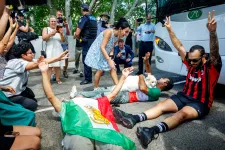 Tiltakozók az iráni női labdarúgócsapat busza elé feküdtek Ausztráliában