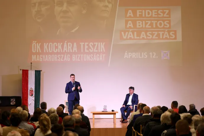 Gulyás Gergely és Pogácsás Tibor a kampányrendezvényen, amin ott ültek a szentegyházi fiatalok is – Fotó: Pogácsás Tibor Facebook-oldala