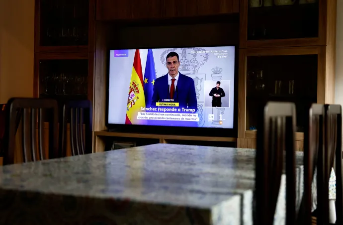 Sánchez egy spanyol otthon tévéképernyőjén, amint bejelenti, hogy nem engedik, hogy az Egyesült Államok spanyolországi bázisokat használjon – Fotó: Jon Nazca / Reuters