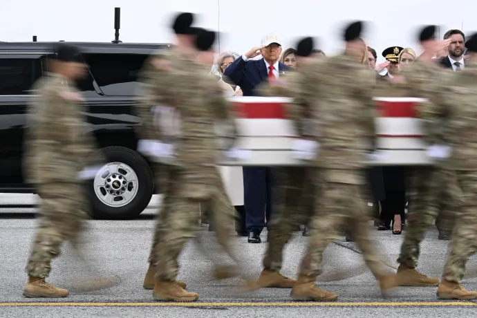 Donald Trump amerikai elnök és J. D. Vance alelnök a Kuvaitban, az iráni dróntámadásban meghalt amerikai katonák koporsóinak hazaszállításakor, 2026. március 7-én – Fotó: Roberto Schmidt / Getty Images