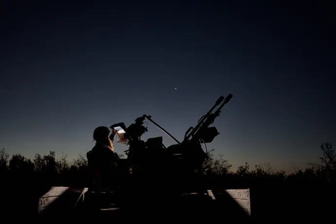 Az orosz éjszakai dróntámadások ellen hőkamerával felszerelt légvédelmi gépágyúval védekező ukrán katonák Donyeckben, 2025 augusztusában – Fotó: Kostyantyn Liberov / Libkos / Getty Images