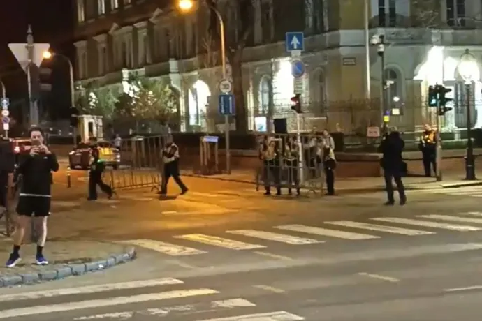 Hadházyék odavonultak az orosz nagykövetséghez, de kordonokkal zárták le a Bajza utcát