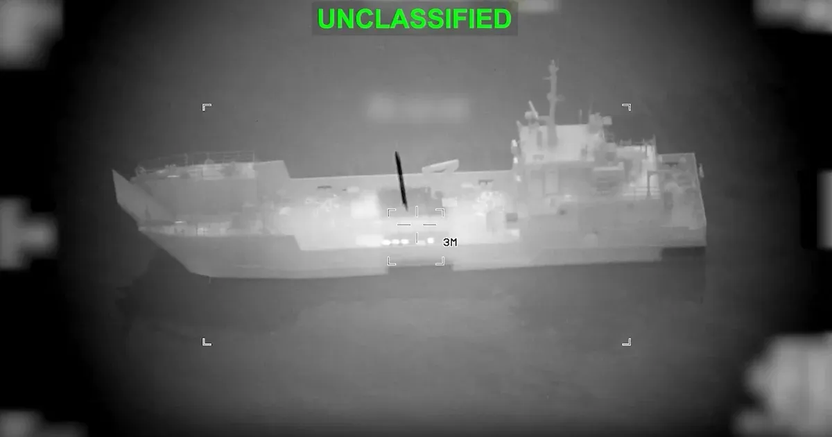 Új támadást indított Izrael Irán ellen, a Hormuzi-szorosban megsérült egy konténerhajó