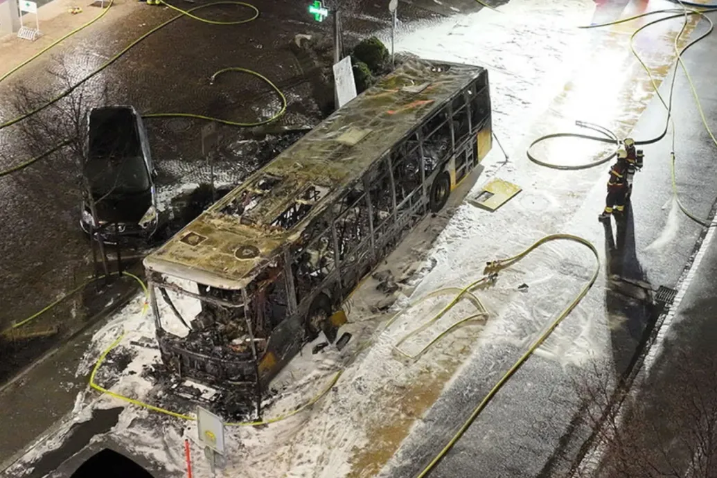 Legalább hat ember meghalt, amikor felgyújtottak egy távolsági buszt Svájcban