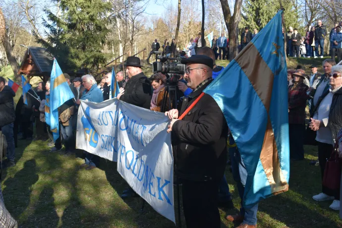 Székelyek a vértanúk emlékművénél – Fotó: Tőkés Hunor / Transtelex