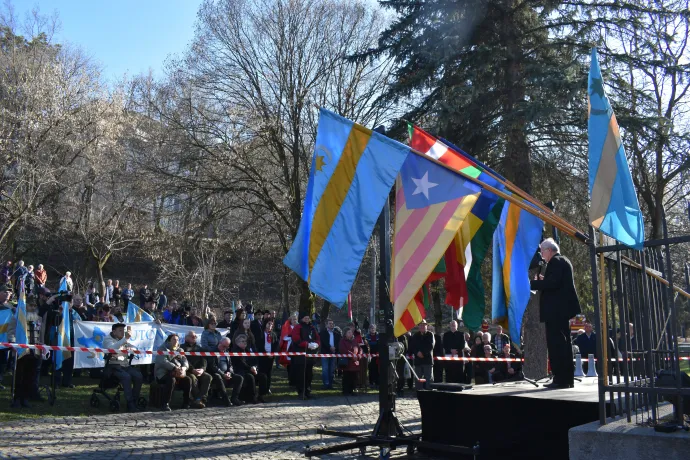 Székelyek a vértanúk emlékművénél – Fotó: Tőkés Hunor / Transtelex