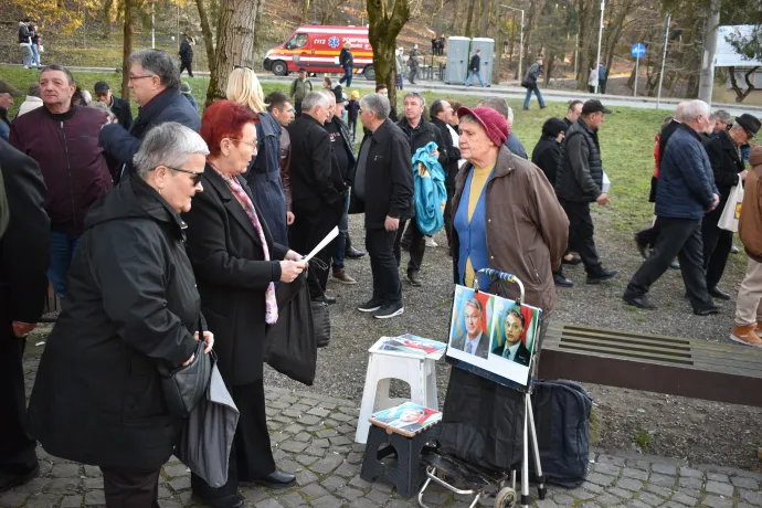 Harminc lej az Orbán-portré ára, mondja az árus, de húszért is odaadta a vevőnek, ha egyesek sokallták az árát – Fotó: Tőkés Hunor / Transtelex