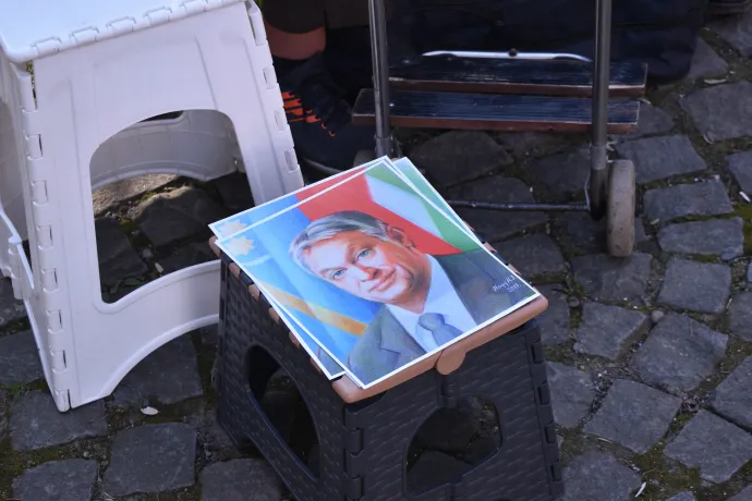 Harminc lej az Orbán-portré ára, mondja az árus, de húszért is odaadta a vevőnek, ha egyesek sokallták az árát – Fotó: Tőkés Hunor / Transtelex
