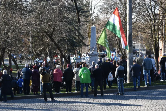 A Mi Hazánk zászlót bontott a beszédek idején, a fideszes képviselő beszéde alatt a dombtetőn lengett a zöld-fehér zászló a horgászbot szerű rúdon – Fotó: Tőkés Hunor / Transtelex
