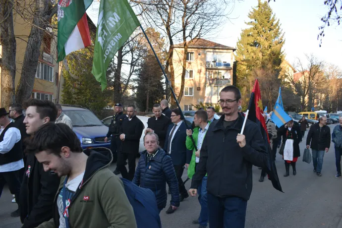 A Postarétről a prefektúráig vonult az SZNT, ahol ismét csak a prefektúra megbízottja vette át a beadványt, állítása szerint a prefektus már ekkor nem tartózkodott az épületben – Fotó: Tőkés Hunor / Transtelex 