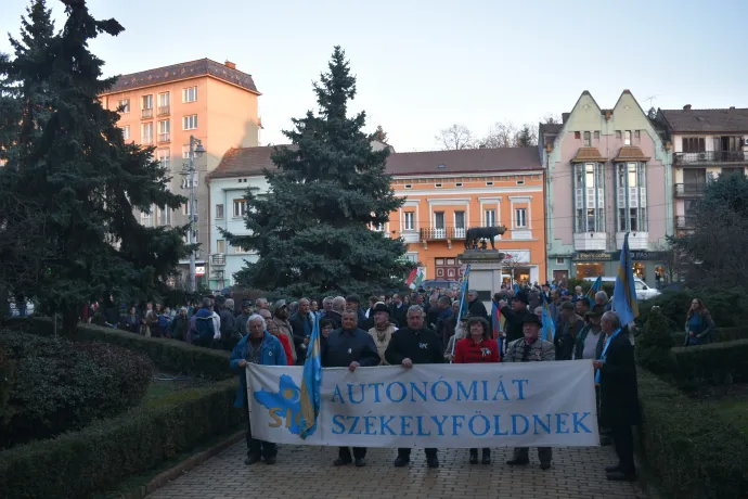 A Postarétről a prefektúráig vonult az SZNT, ahol ismét csak a prefektúra megbízottja vette át a beadványt, állítása szerint a prefektus már ekkor nem tartózkodott az épületben – Fotó: Tőkés Hunor / Transtelex 