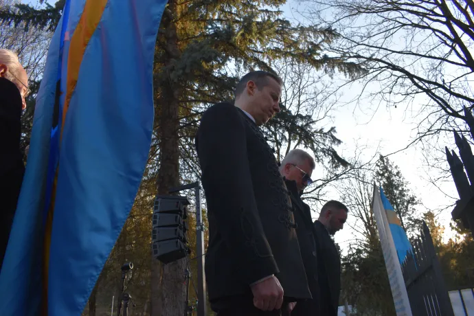 A fideszes Csibi Krisztina beszédet mond és a Mi Hazánk csapata koszorúzik – Fotó: Tőkés Hunor / Transtelex