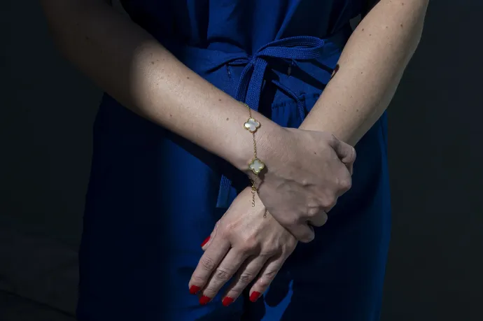 Az egyik sértett, Maria S., aki azt állítja, hogy Oren Alexander megerőszakolta őt egy 2014-es partin, a Miami Beach-i rendőrség épülete előtt, 2024. december 19-én – Fotó: Matias J. Ocner / Miami Herald / Tribune News Service / Getty Images