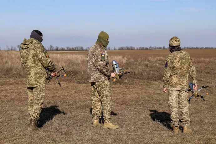 Az ukrán 208. Herszonszka légvédelmi rakétás dandár Hanter (Vadász) csoportjának katonái ukrán fejlesztésű Sting elfogódrónokat tartanak a kezükben, miközben az egység 2026. március 4-én harci feladatot hajt végre Ukrajnában – Fotó: Nina Liashonok / Ukrinform / NurPhoto / AFP