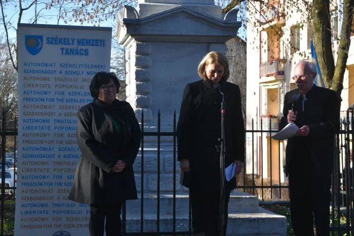 A fideszes Csibi Krisztina beszédet mond és a Mi Hazánk csapata koszorúzik – Fotó: Tőkés Hunor / Transtelex