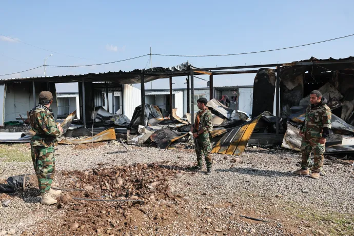 Az iráni kurdok iraki száműzetésben működő politikai képviseletének számító Kurdisztáni Szabadság Pártja (PAK) katonai szárnyának tagjai a PAK támaszpontján, az észak-iraki Erbíl külterületén egy iráni dróntámadás után 2026. március 9-én – Fotó: Sedat Suna / Getty Images