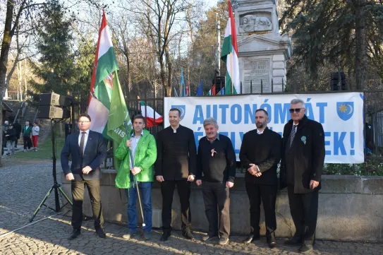 Toroczkai Medvegyev-sztorikkal és EU-ellenességgel próbálta megfogni az erdélyi szavazókat