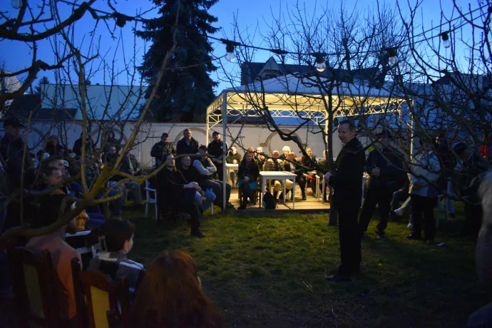 A marosvásárhelyi Atlantic Hotel apró termében bíztak, ha kevesen jönnének el, végül azonban annyi székely volt kíváncsi Torockai mondandójára, hogy a szálloda kertje is megtelt – Fotó: Tőkés Hunor / Transtelex