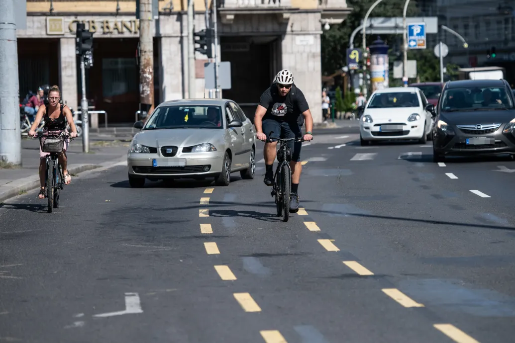Szokjanak hozzá az autósok, hogy a kerékpáros közlekedőpartner, nem útakadály