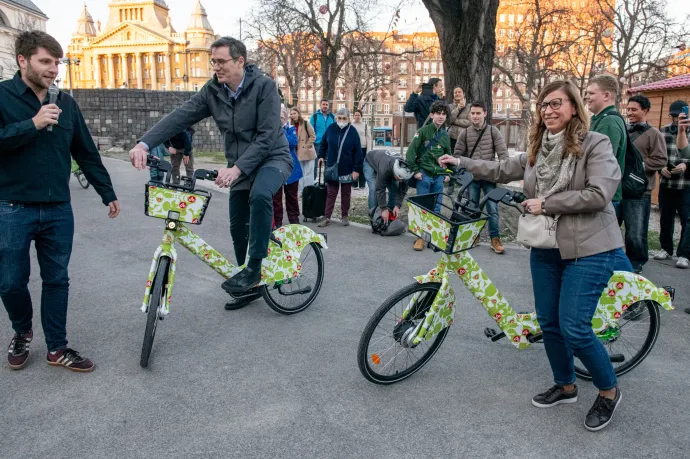 Karácsony Gergely főpolgármester és Diószegi Ágnes, a BKK ügyfélkapcsolati és értékesítési vezérigazgató-helyettese a városháza által szervezett Bubi 2.0 búcsúbulin, 2026. március 6-án – Fotó: MOL Bubi közbringa-szolgáltatás / Facebook