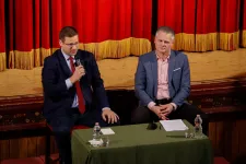 A Fidesz kecskeméti jelöltje megsértette a választási törvényt, amikor egy szakképzőben kampányolt Gulyás Gergellyel