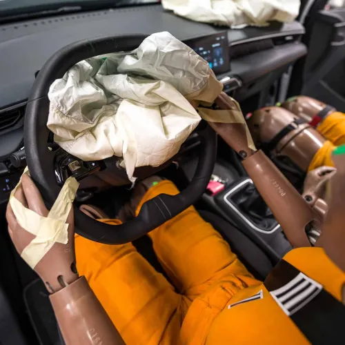 Az autógyártók trükközése miatt súlyosabb sérülést okozhat a sofőrnek, ha 35 km/órával ütközik, mint ha 50-nel