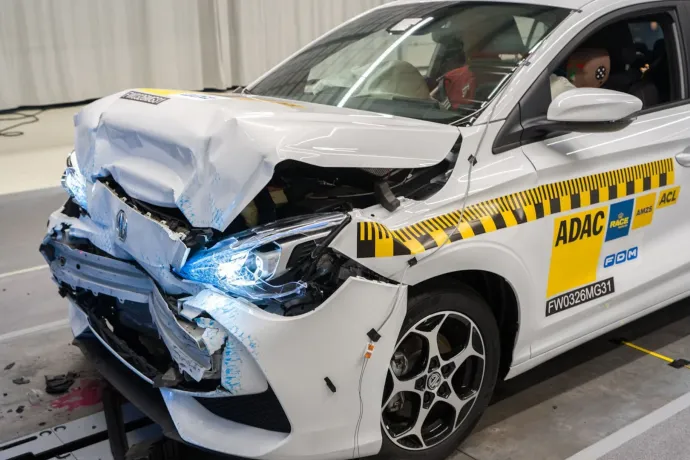 Az autógyártók trükközése miatt súlyosabb sérülést okozhat a sofőrnek, ha 35 km/órával ütközik, mint ha 50-nel