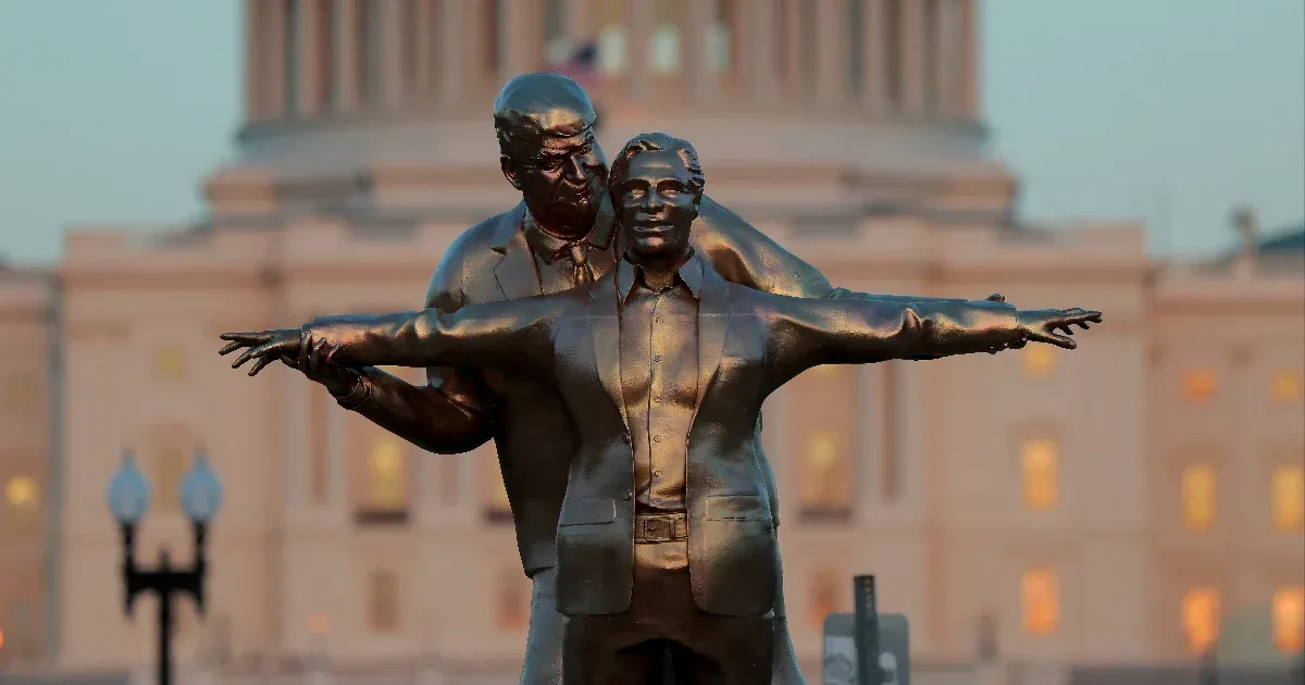 A Titanic híres jelenetét idéző szatirikus szobor jelent meg Trumpról és Epsteinről Washingtonban