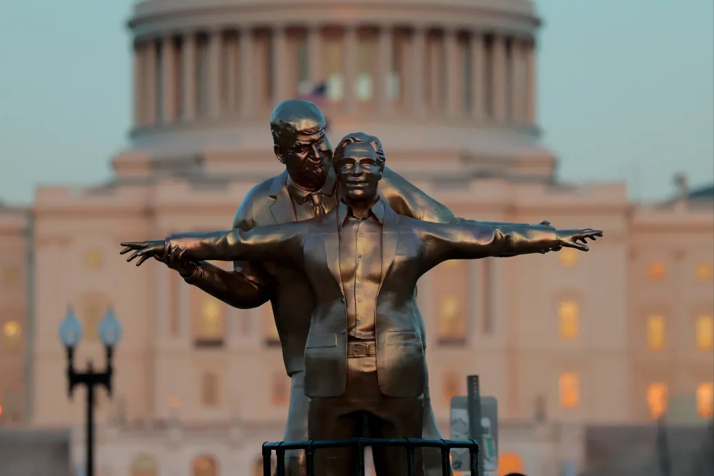 A Titanic híres jelenetét idéző szatirikus szobor jelent meg Trumpról és Epsteinről Washingtonban