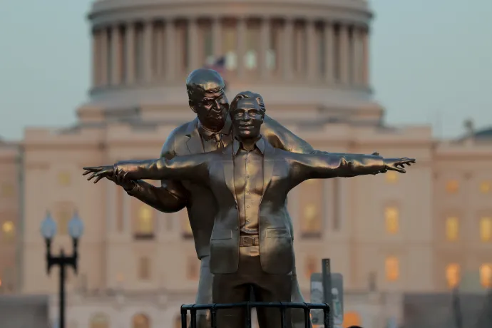 A Donald Trumpról és Jeffrey Epsteinről készült alkotás Washington D.C.-ben, a National Mallon 2026. március 10-én – Fotó: Heather Diehl / 2026 Getty Images / AFP