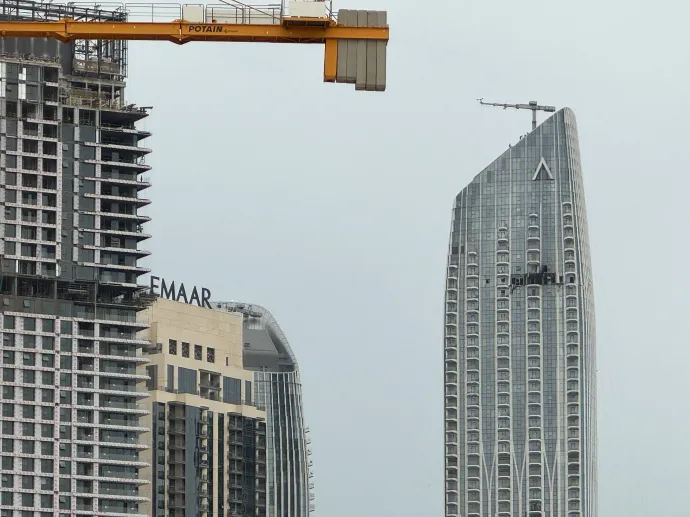 Iráni drón becsapódásának nyoma egy toronyházon a dubaji Creek Harbour közelében 2026. március 12-én – Fotó: Reuters