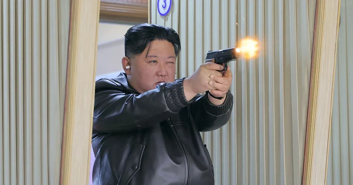 Kim Dzsongun egy új észak-koreai pisztolyt tesztelt, a 13 éves lánya is beállt a lőállásba