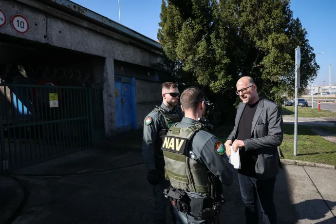 Horváth Lóránt, az Ügyvédkör elnöke és az ukrán pénzszállítók megbízott jogi képviselője a NAV csepeli telepénél 2026. március 12-én – Fotó: Huszti István / Telex