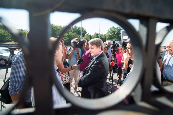 A kémkedéssel, valamint költségvetési csalással összefüggésbe hozott Kovács Béla jobbikos európai parlamenti képviselő nyilatkozik újságíróknak, mielőtt kihallgatták a Központi Nyomozó Főügyészségen, 2017. július 19-én – Fotó: Balogh Zoltán / MTI