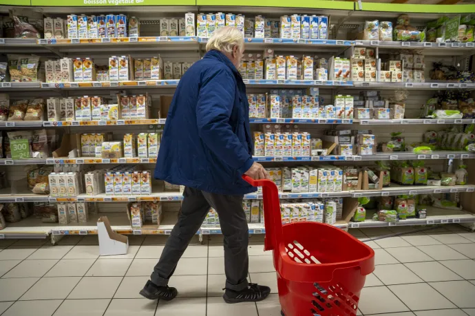 Növényi italok egy szupermarketben – Fotó: Antoine Boureau / Hans Lucas / AFP