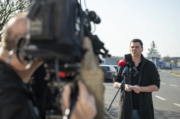 Czepek Gábor, az Energiaügyi Minisztérium parlamenti államtitkára sajtótájékoztatót tart a záhonyi magyar–ukrán határátkelőhelyen 2026. március 11-én – Fotó: Balázs Attila / MTI