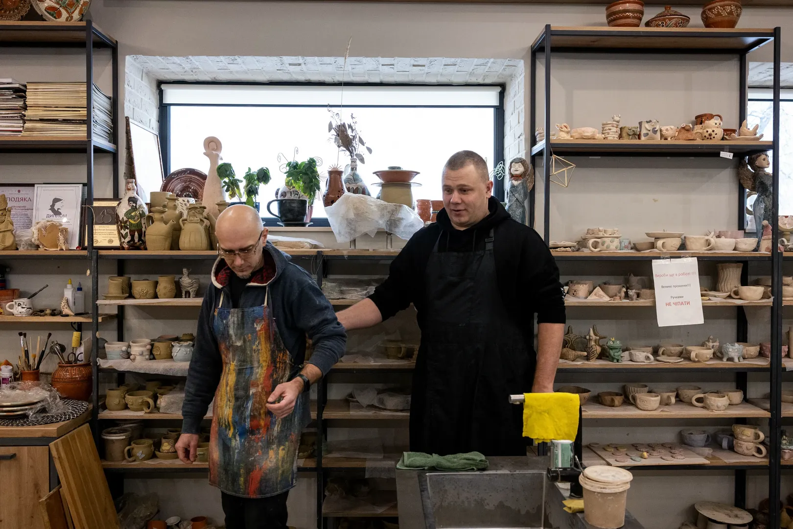 Iván Sosztak a műhelyben – Fotó: Ajpek Orsi / Telex