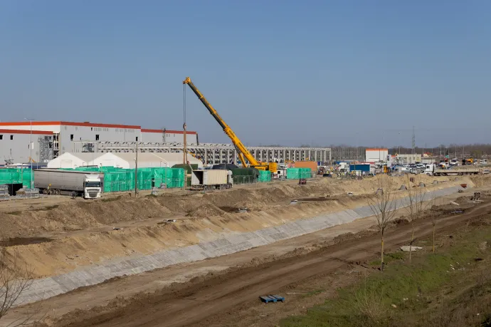 Mentőhelikopter érkezett ki a debreceni CATL-hez, a helyi tiszás jelölt szerint a magasból lezuhant egy munkás