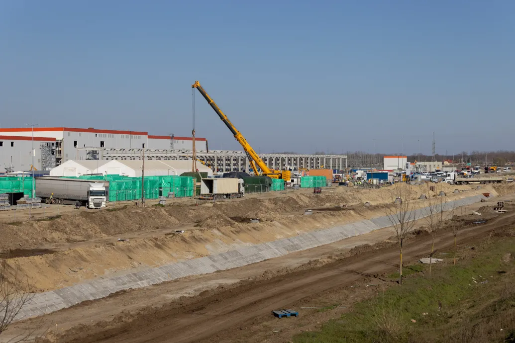 Mentőhelikopter érkezett ki a debreceni CATL-hez, a helyi tiszás jelölt szerint a magasból lezuhant egy munkás